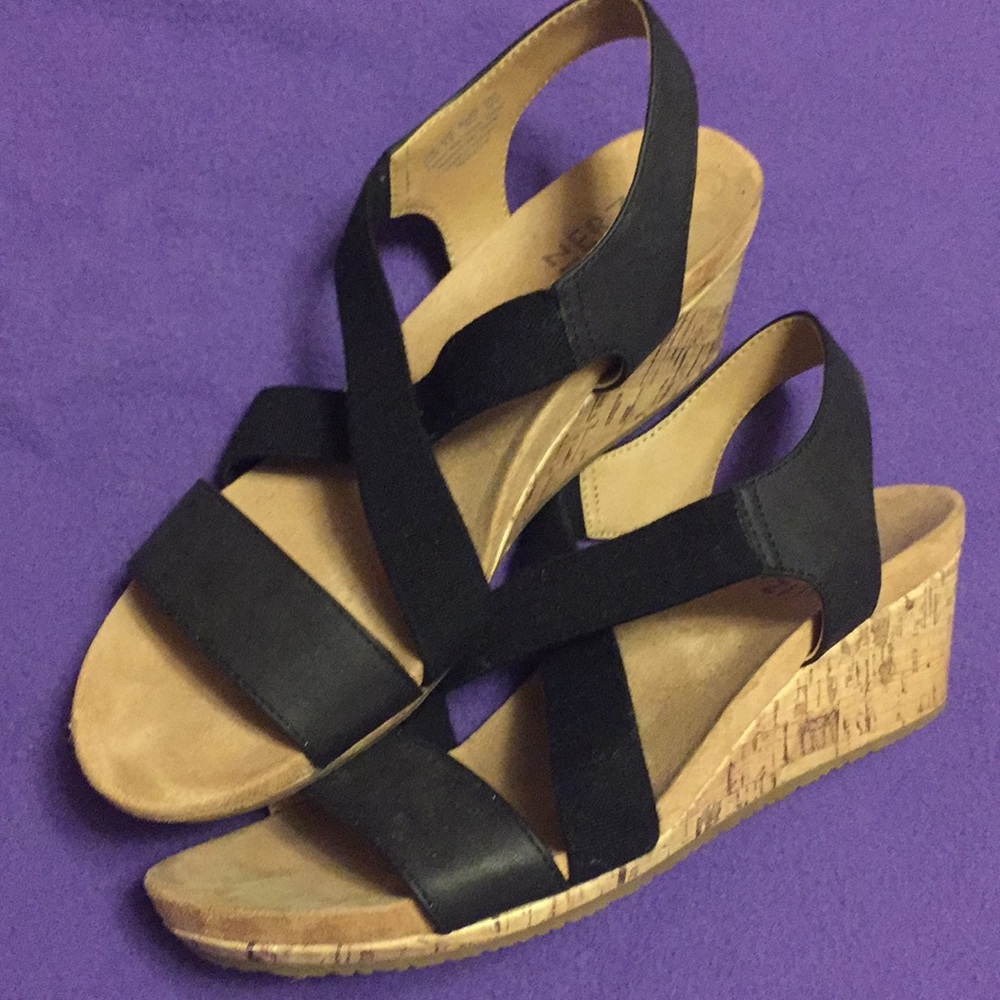 Elastic strap (comfy!) black wedges 👡